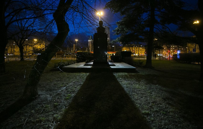 Pomnik Gabriela Narutowicza nie daje spać mieszkańcom Ochoty. Oświetlenie monumentu przeszkadza w nocy