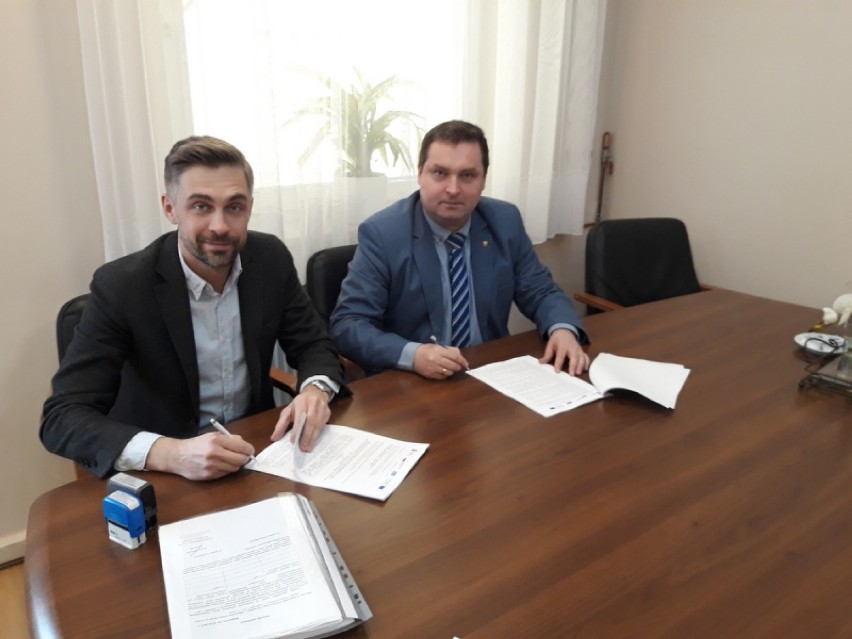 Burmistrz Rafał Drab podpisał umowę z firmą, które zajmie się montażem kolektorów słonecznych