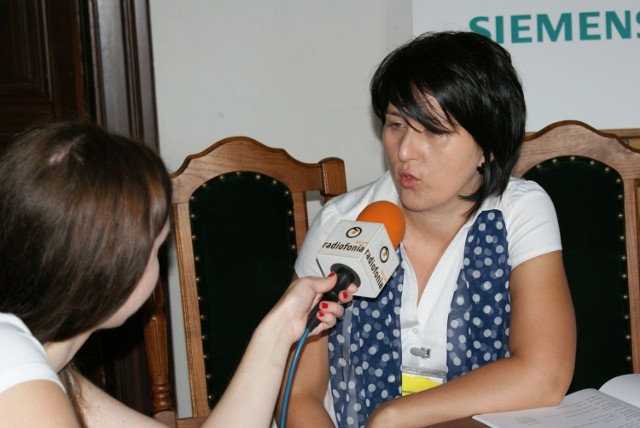 Menadżerka Letniej Szkoły Wyszehradzkiej Anna Kowalska udziel wywiadu.