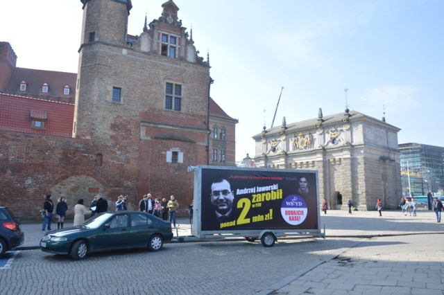 „Konwój wstydu” to kampania Platformy Obywatelskiej wycelowana w obóz rządzący. Gdańsk, Targ Węglowy, 4 kwietnia 2018 r.