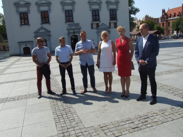 Na chełmińskiej starówce, rozpoczęła się kampania wyborcza kandydatki na posłankę Katarzyny Lubańskiej (w czerwonej sukience). Obecnie jest ona radną Sejmiku Województwa Kujawsko-Pomorskiego - druga kadencję, a zawodowo - dyrektorem Zakładu Aktywności Zawodowej w Drzonowie.  

Pani Katarzyna startuje z 8 miejsca na liście Koalicji Obywatelskiej  - w okręgu nr 5, czyli w tym, w którego skład wchodzi powiat chełmiński. KO zgłosiła 26 kandydatów. Przypomnijmy, liczba posłów wybieranych w naszym okręgu wyborczym wynosi trzynaście.