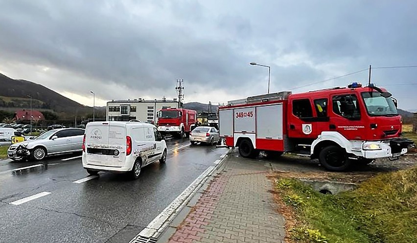 Auta z Podhala i Sadecczyzny zderzyły się w Łącku. Zablokowały główną szosę łaczcą Nowy Sacz z Nowym Targiem