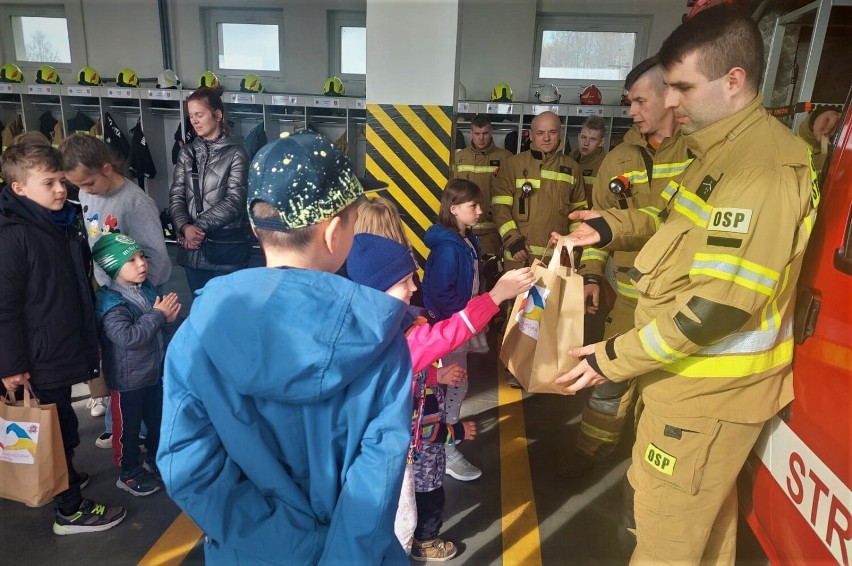 Strażacy z Tuchomia przygotowali spotkanie świąteczne dla dzieci z Ukrainy