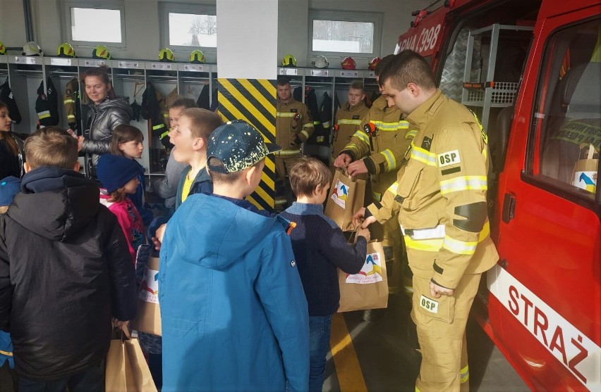 Strażacy z Tuchomia przygotowali spotkanie świąteczne dla dzieci z Ukrainy