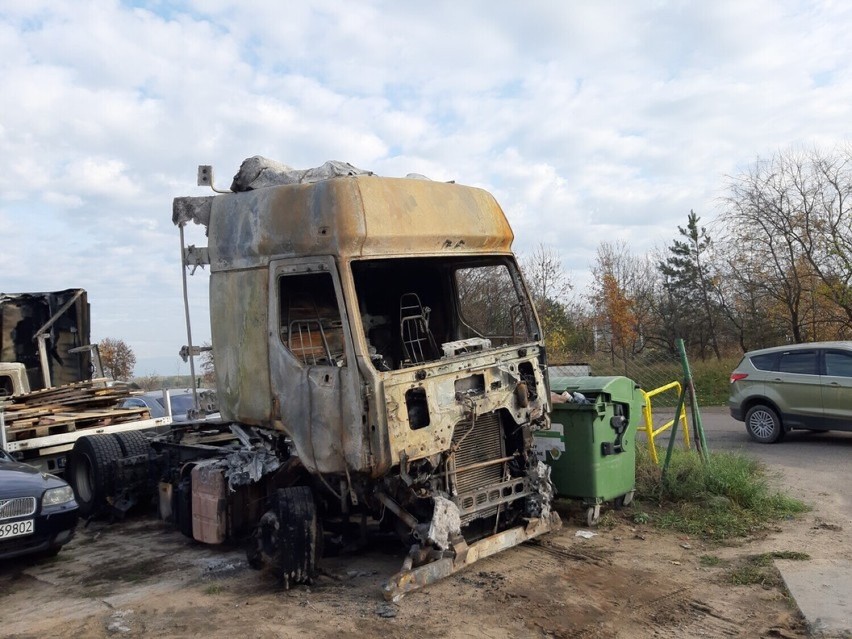 Właściciel firmy transportowej z Rusocina wyznaczył nagrodę za wskazanie podpalacza. Pożar pochłonął kilkanaście aut