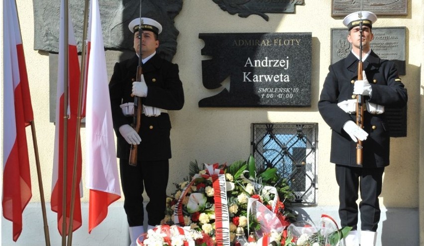 5.rocznica katastrofy smoleńskiej w Gdyni. Marynarze oddali hołd admirałowi Karwecie [ZDJĘCIA]