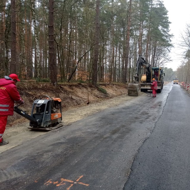 Trwają prace na drodze Wilkowo - Borów.