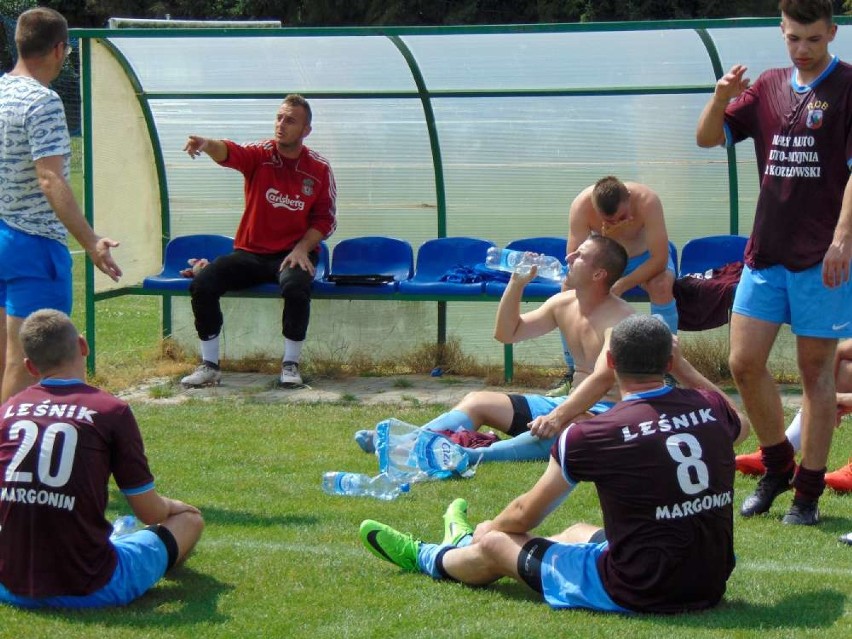 Karetka pogotowia na sparingu  Leśnika i Korony