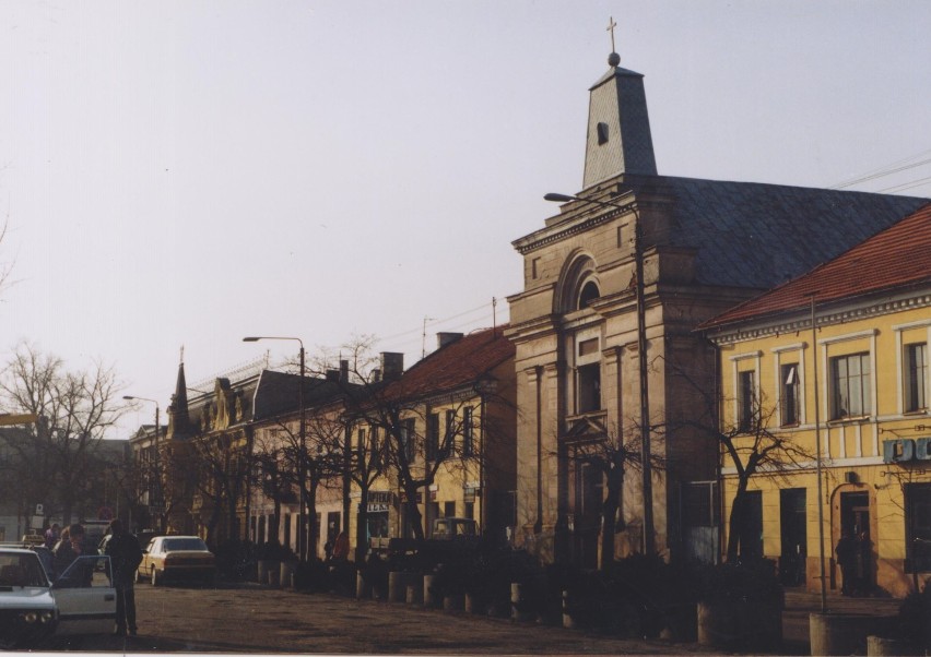 Plac Kościuszki w Tomaszowie Mazowieckim na początku lat 90. [STARE ZDJĘCIA]