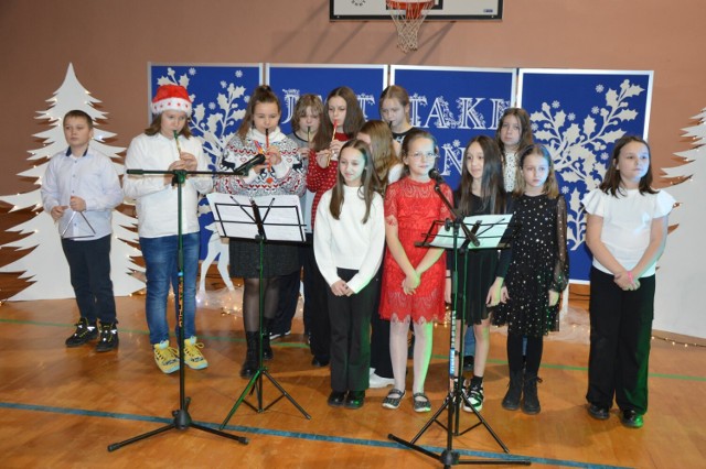 Kiermasz był okazją do zakupu wykonanych przez społeczność szkolną pięknych ozdób świątecznych i tym samym wsparcia działalności Rady Rodziców.