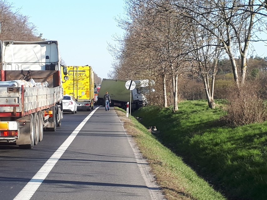 Zderzenie samochodu z ciężarówką w Bzowie na DK 91. Są utrudnienia [zdjęcia]