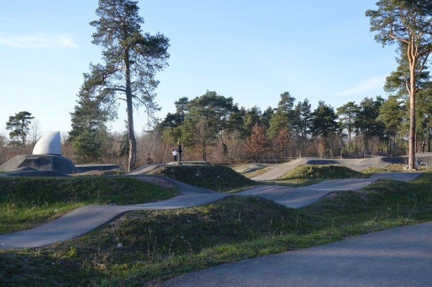 Od wiosny 2019 roku trwa budowa wielkiego skateparku w...