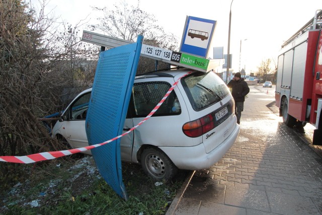 Do zdarzenia doszło ok. godz. 7.30 na zbiegu ulic Przewóz i Szczecińskiej. Kobieta jadąca Volkswagenem straciła panowanie nad pojazdem i wjechała w wiatę przystankową. Nikomu nic się nie stało, ale wiata jest bardzo zniszczona.