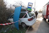 Kraków: wypadek na Przewozie. Samochód wjechał w przystanek [ZDJĘCIA]