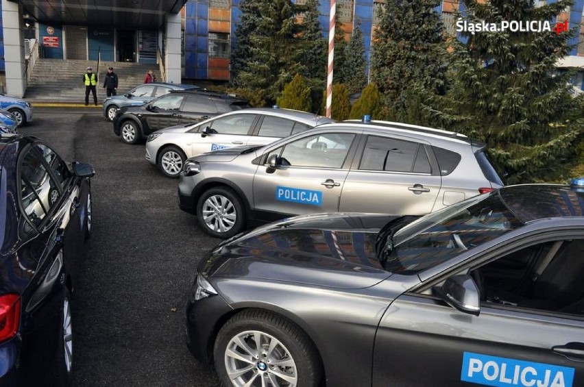 Śląska policja zaprezentowała nowe radiowozy: BMW 330i, Mitsubishi Pajero V80, Ford Ranger... [ZDJĘCIA I WIDEO]