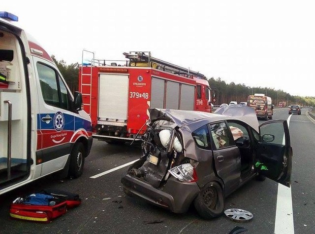 Bus uderzył w osobową hondę.