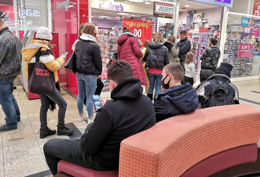 Kolejki się tworzą, ponieważ w sklepach może przebywać...