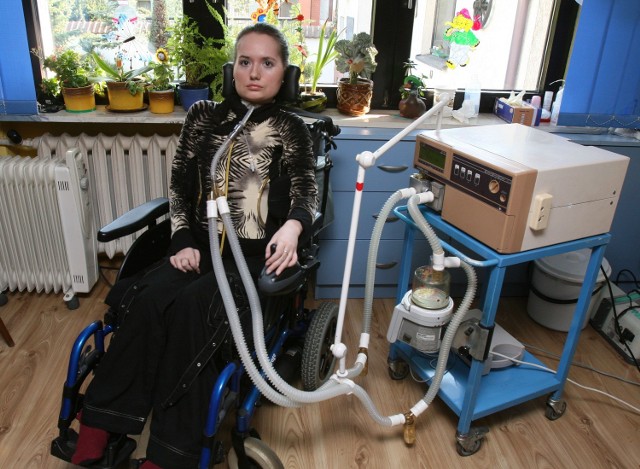 Justyna Kędzia od 10. roku życia oddycha przez respirator. Mimo to daje radę życiowym wyzwaniom