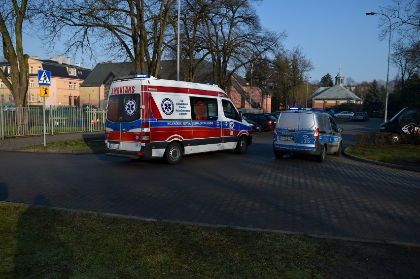 Leszno.Potrącenie dziecka obok szkoły i pływalni. Chłopiec trafił do szpitala [ZDJĘCIA]