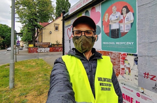 Wolontariusze Widzialnej Ręki zaangażowali się też w akcję plakatową, wspierającą medyków (Na zdjęciu Andrzej L. Piasecki).