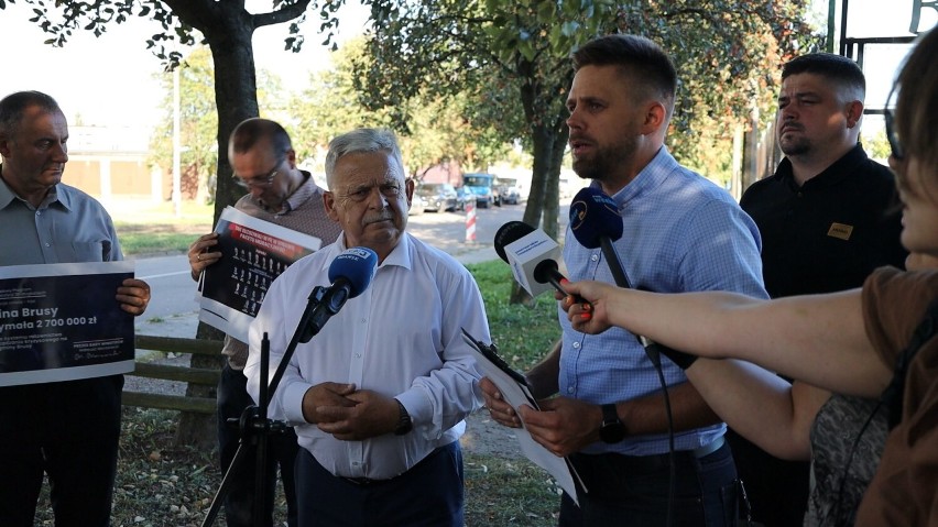 Konferencja prasowa posła PiS z Chojnic Aleksandra Mrówczyńskiego