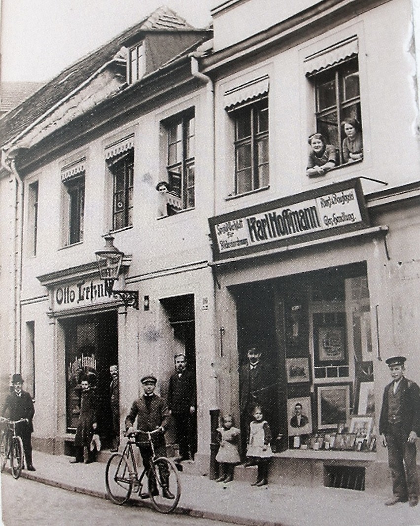 Rowerzyści na  Paradiestrasse 16 w 1912 roku, obecnie ul....