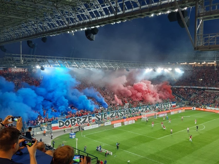 Oprawy kibiców na meczu Wisła-Cracovia