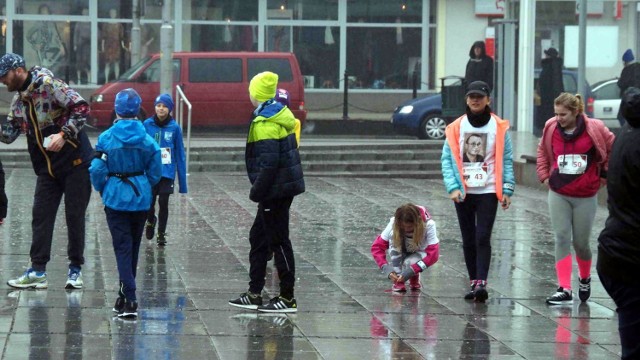 Dziś, na koszalińskim Rynku Staromiejskim, odbył się Bieg Tropem Wilczym. W biegu uczestniczyli dzieci, dorośli i młodzież. 

