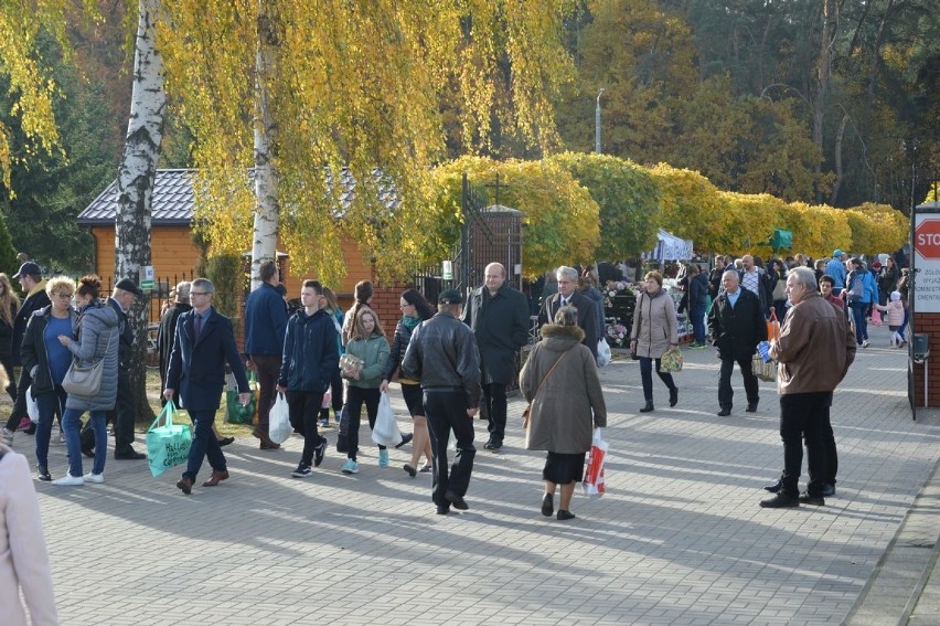 Wszystkich Świętych 2018 w Skierniewicach: cmentarz przy ul. Strobowskiej [ZDJĘCIA]