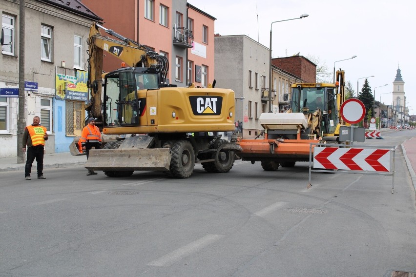 W czwartek zaczęło się asfaltowanie remontowanego odcinka...