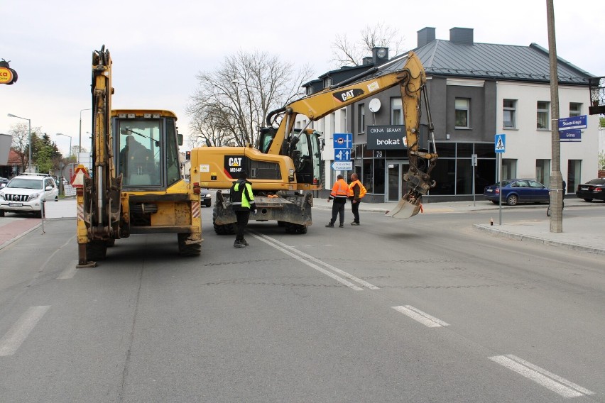 Trwa remont ulicy Słowackiego w Radomiu. Objazdy i problemy z komunikacją jeszcze potrwają. Zobacz zdjęcia