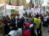 Związki zawodowe protestują na ulicach Lublina. Bronią zwolnionych z LZPS (wideo)