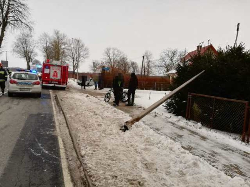 Wypadek w Słowinie: Samochód ściął słup i zderzył się z innym pojazdem