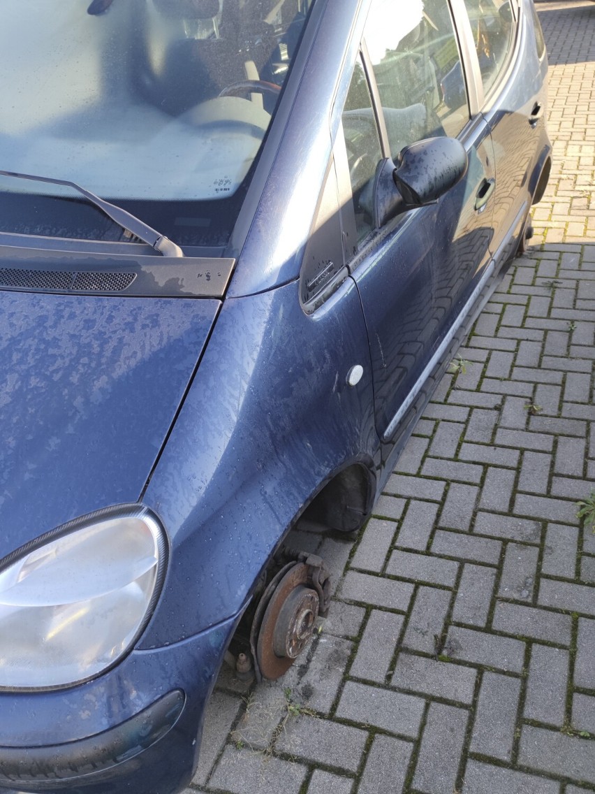 Zniszczony samochód na parkingu w Kłodzku. Czy zostanie usunięty? 