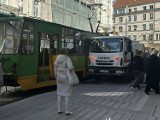 Wypadek w Poznaniu. Ciężarówka zderzyła się z tramwajem na Gwarnej. Musiał zjechać do zajezdni. Zobacz zdjęcia