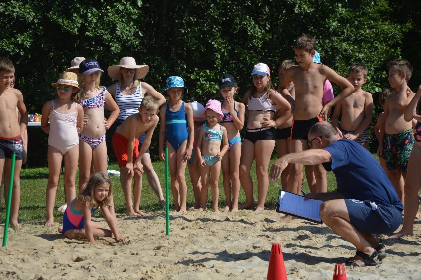 "Aktywne wakacje nad wodą" na plaży przy kąpielisku w...