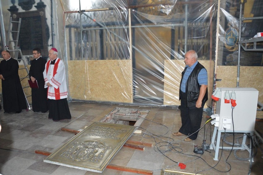 Rozpoczęła się renowacja krypt pod bazyliką w Łowiczu (Zdjęcia)