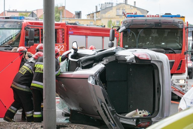 Poważny wypadek na rogu ul. Ogińskiego i Jagiellońskiej, przy Dworcu Autobusowym niedaleko Trasy Uniwersyteckiej w Bydgoszczy. Zderzyły się z sobą dwa samochody osobowe. 

Jedno z aut dachowało. Strażacy uwalniali poszkodowanych z leżącego na boku auta. 

Dwie osoby zostały poszkodowane, ale ich życiu na szczęście nie zagraża niebezpieczeństwo. Na miejscu są jeszcze pogotowie, policja i straż pożarna. Spore utrudnienia w ruchu.


Poważny wypadek na Jagiellońskiej przy Dworcu PKS w Bydgoszczy

