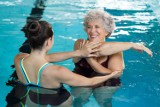 Rozciąganie, pływanie i bieganie opóźniają rozwój demencji. Nie tylko ćwiczenia aerobowe skutecznie spowalniają łagodne zaburzenia poznawcze