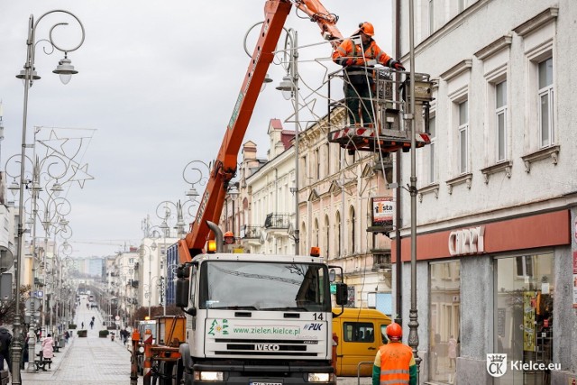 W Kielcach ściągane są już świąteczne ozdoby. 


Zobacz kolejne zdjęcia