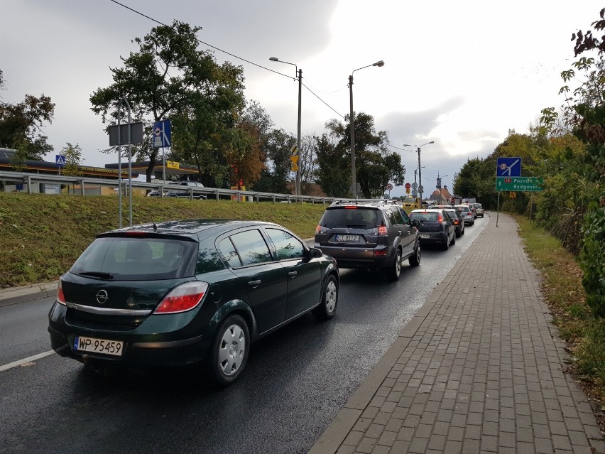 Wypadek u zbiegu ulic Poznańskiej i Hallera. Kierująca oplem...