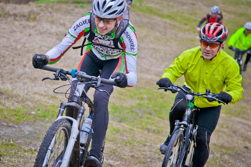 Inauguracyjna wycieczka dąbrowskich klubowiczów Klubu 80 Rowerów