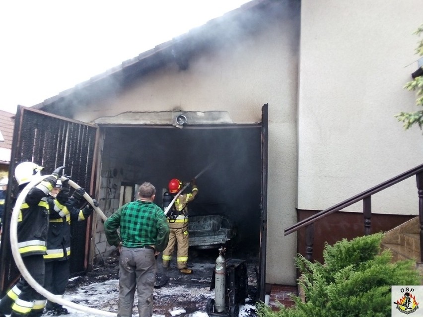 Pożar garażu w Andrychowie. Strażakom udało się uratować dom [ZDJĘCIA]