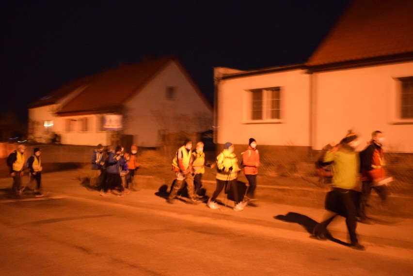 Ekstremalna Droga Krzyżowa ruszyła ze Strzyżewa Kościelnego do Gniezna. Przejdą 42 km! [FOTO]