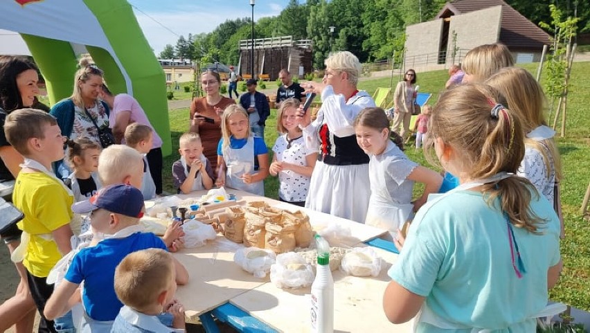 Wapienne. Rodzinny konkurs lepienia pierogów podczas Dnia Otwartego Produktu Regionalnego. Nie liczyło się cienkie ciasto, tylko wyobraźnia