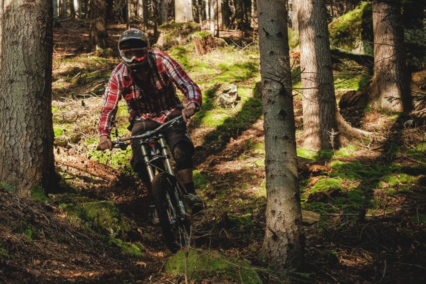 Górskie trasy rowerowe MTB powstają w Czarnorzekach. Atrakcja dla miłośników ekstremalnych zjazdów będzie dostępna w tym sezonie [ZDJĘCIA]