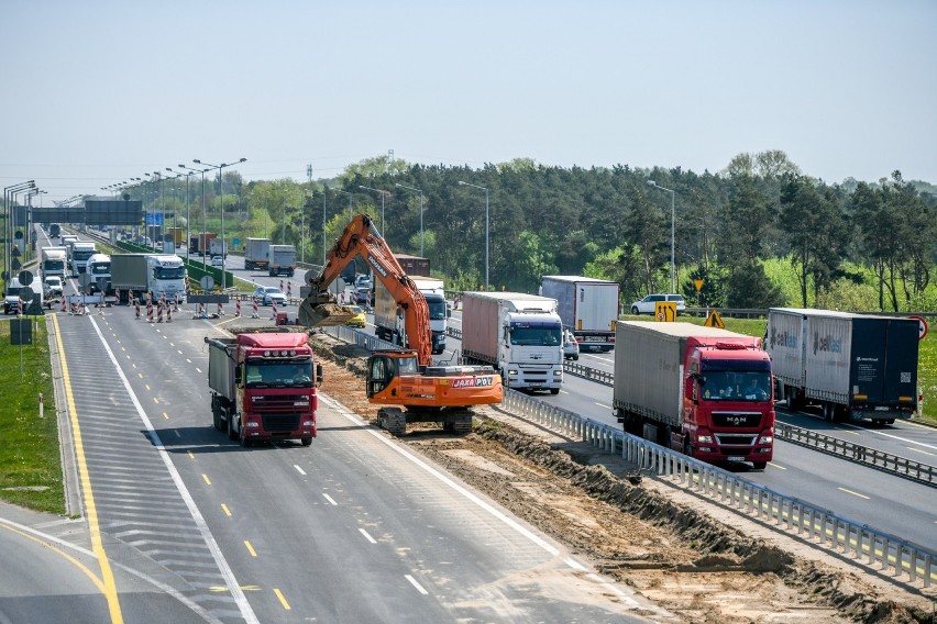 Trwają prace nad rozszerzeniem obwodnicy Poznania w ciągu...