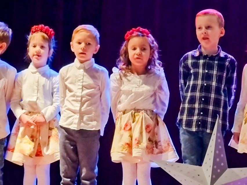 Dzieci z przedszkola w Mieroszowie podczas koncertu złożyły...