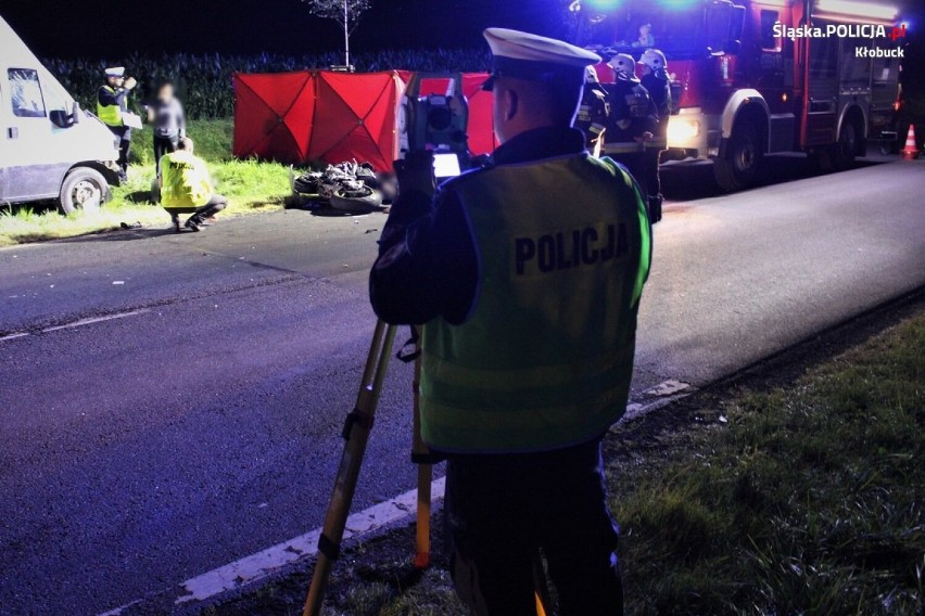 Tragiczny wypadek motocyklisty w Kłobucku - to była czołowe zdarzenie z dostawczakiem. Zginął 21-latek. DK43 była zablokowana