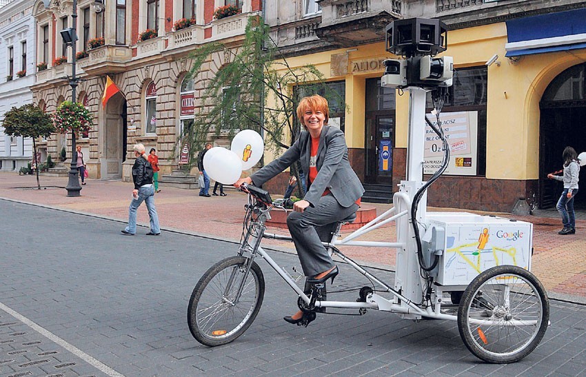 Jako pierwsza na rower google wsiadła prezydent Łodzi Hanna...